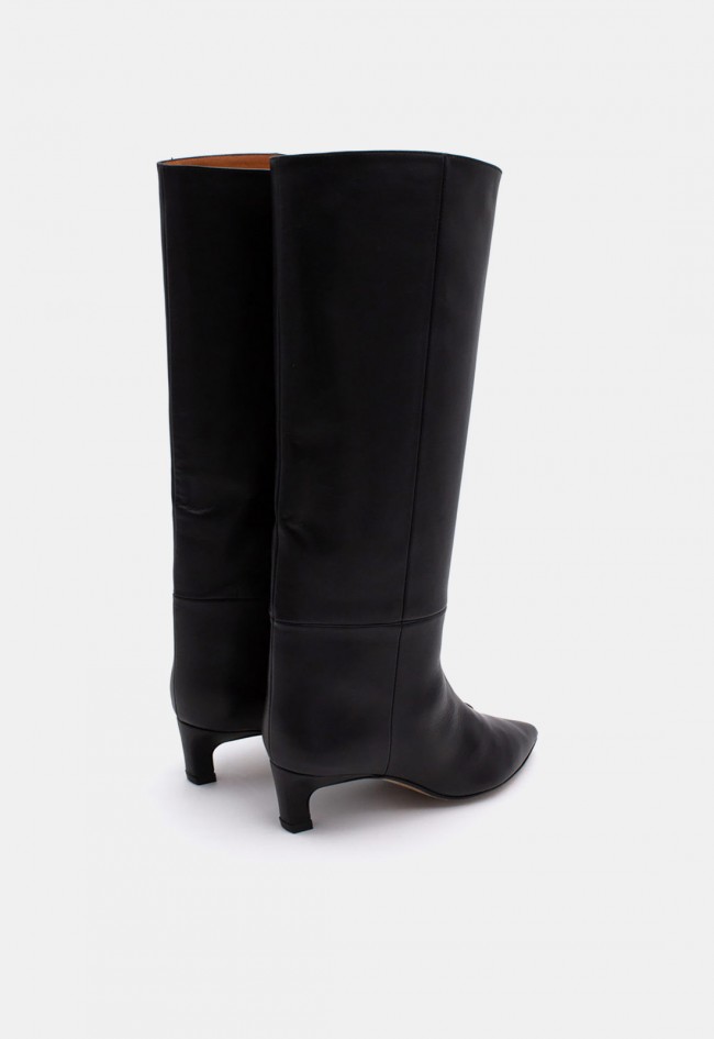 Bota gaucha de mujer Ángel Alarcón Gaelle de piel negra con tacón bajo, elegancia contemporánea