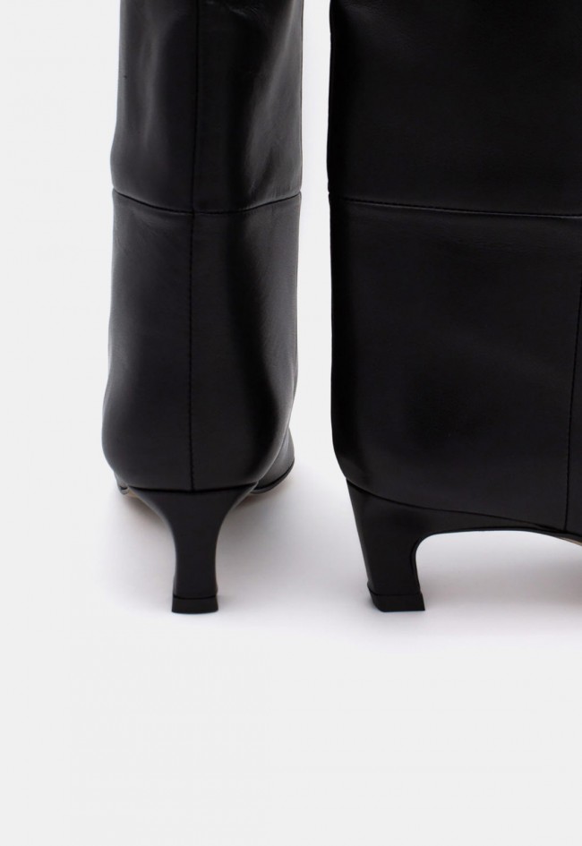 Bota gaucha de mujer Ángel Alarcón Gaelle de piel negra con tacón bajo, elegancia contemporánea