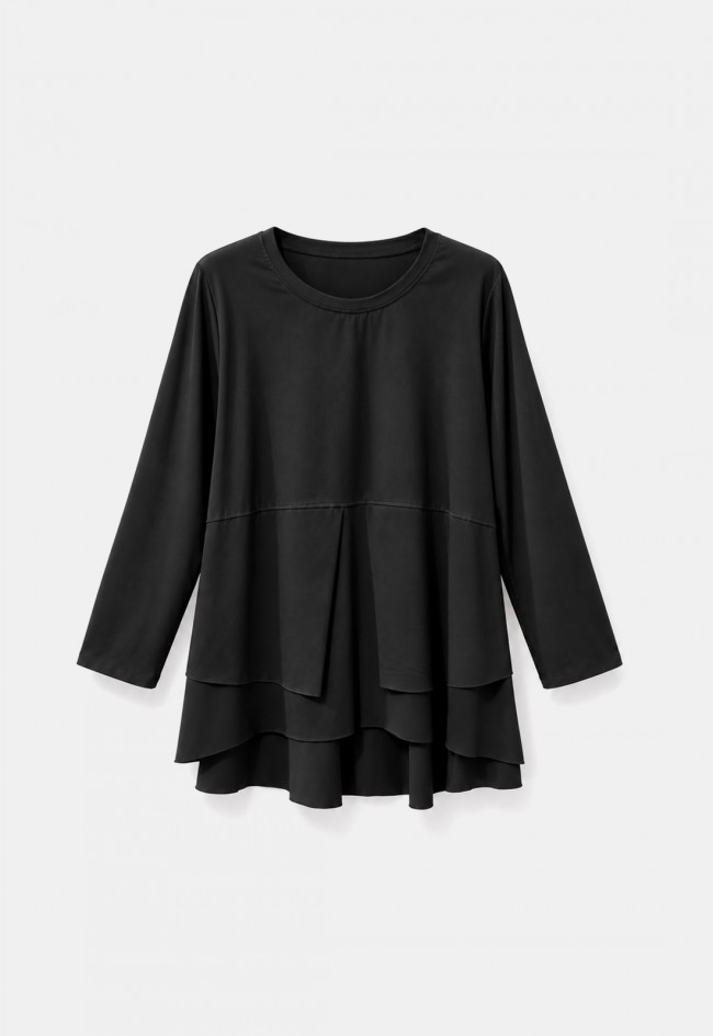 Camiseta negra de manga larga 158C con bajo escalonado, volumen femenino y estilo sofisticado