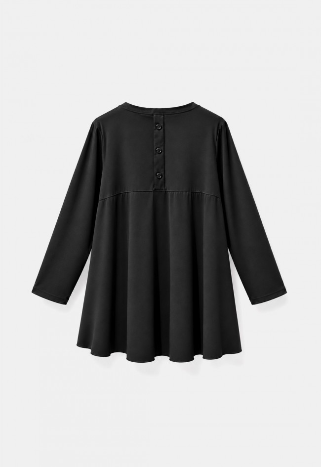Camiseta negra de manga larga 158C con bajo escalonado, volumen femenino y estilo sofisticado