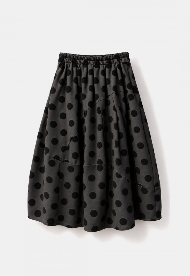 Falda negra de mujer 158C 56432 con lunares, elegancia femenina y estilo actual