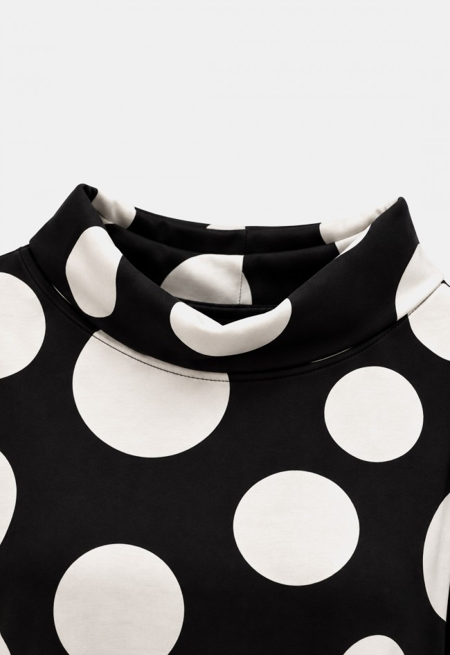 Camiseta negra de mujer 158C 52990 con lunares blancos y corte asimétrico