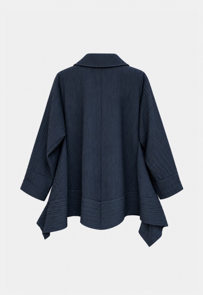 Chaqueta azul de mujer VINTAGE 9112 con textura plisada y bajo asimétrico, diseño elegante