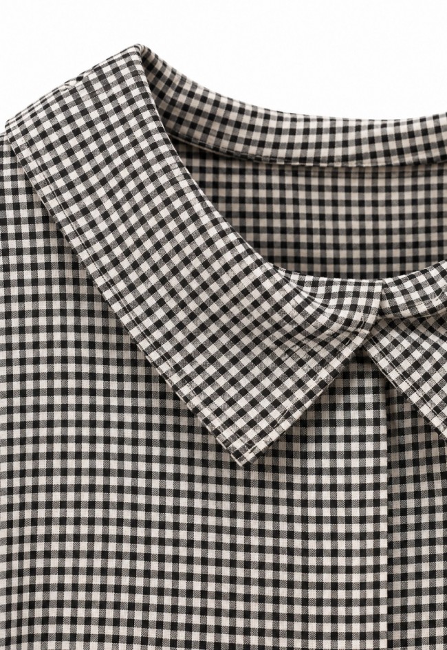Camisa blanca de mujer 158C 53842 con estampado vichy, cuello amplio y diseño fluido