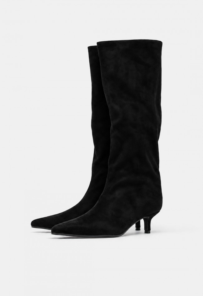 Bota alta de mujer Why Pink? M6894 negra de piel sintética, elegancia relajada con tacón bajo