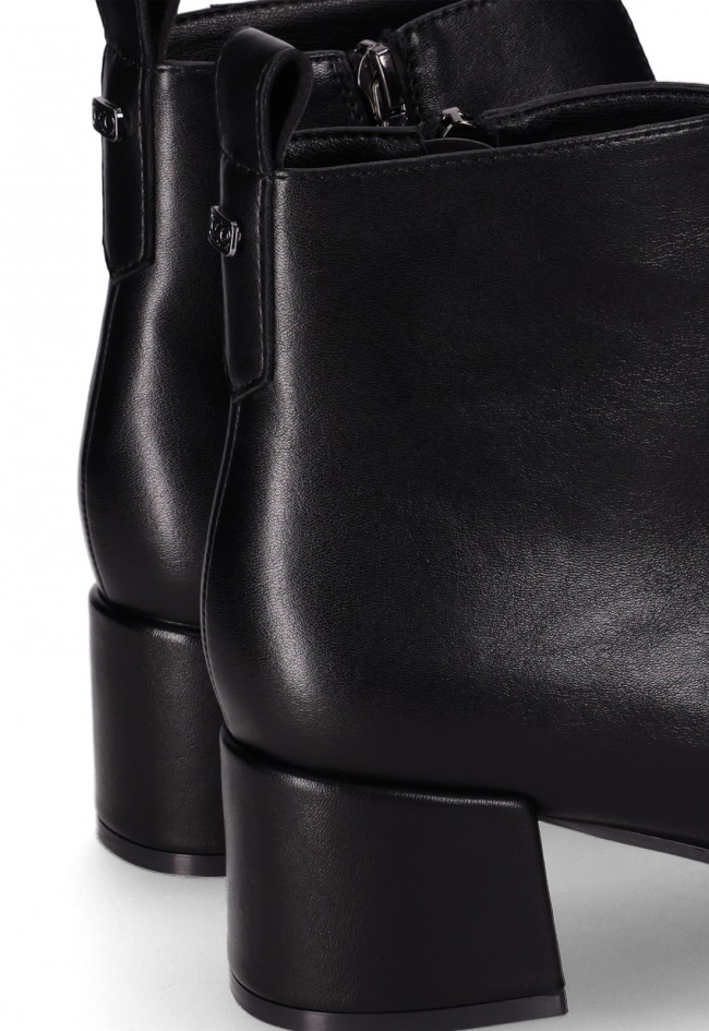 Botín de tacón de mujer Chika 10 Espino 02 negro de piel sintética, elegancia atemporal con tacón ancho