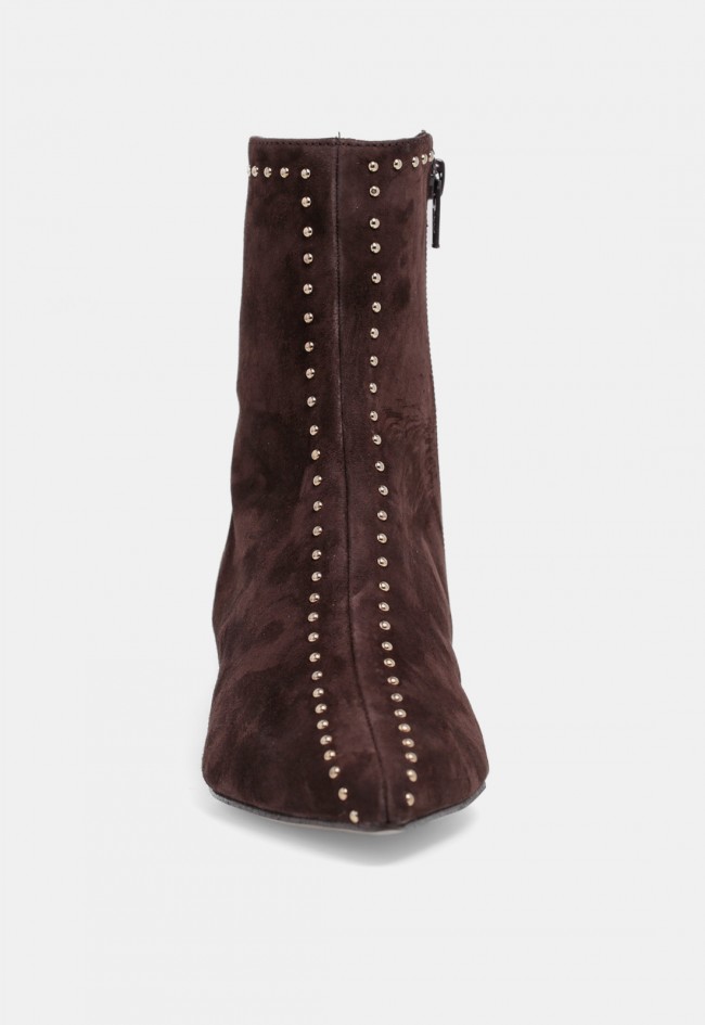Botín de tacón de mujer Dibia 57151 de piel serraje marrón con tachuelas, elegancia sofisticada