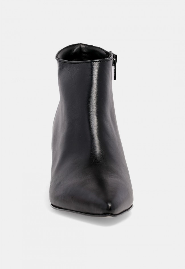 Botín de mujer Glo Simo de piel negra con puntera fina, un diseño elegante y sofisticado