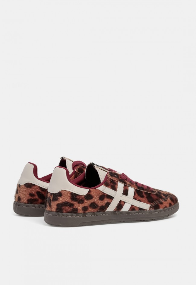Zapatilla deportiva de mujer Why Pink? M6518 con animal print de leopardo, un diseño urbano con personalidad