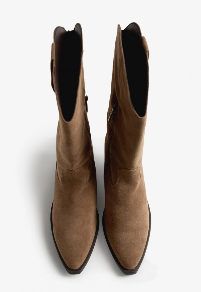 Bota cowboy Mustang Daphne de mujer en piel color marrón visón con tacón medio | Estilo western para tus looks