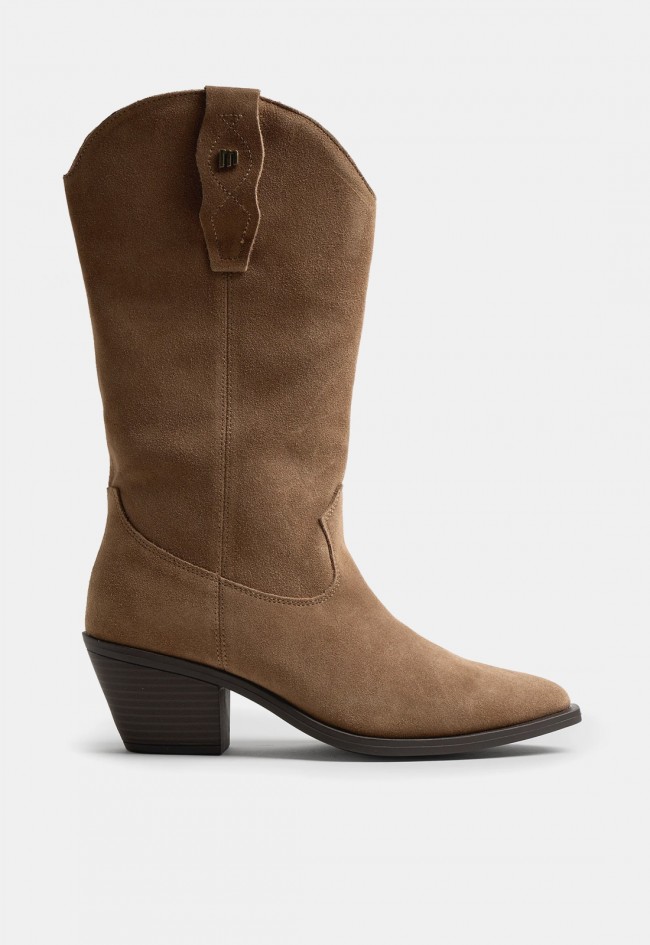 Bota cowboy Mustang Daphne de mujer en piel color marrón visón con tacón medio | Estilo western para tus looks