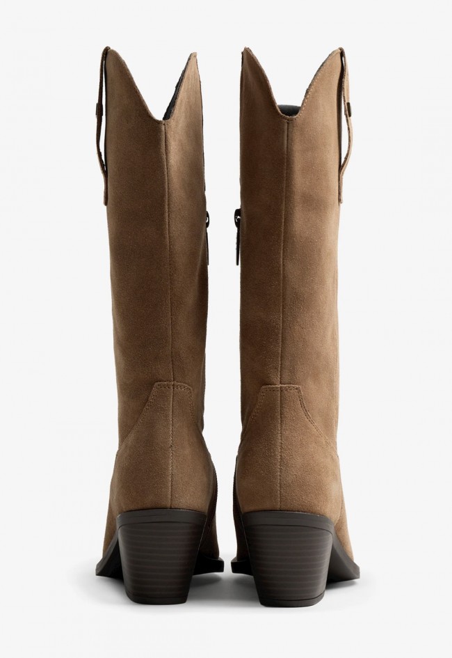 Bota cowboy Mustang Daphne de mujer en piel color marrón visón con tacón medio | Estilo western para tus looks