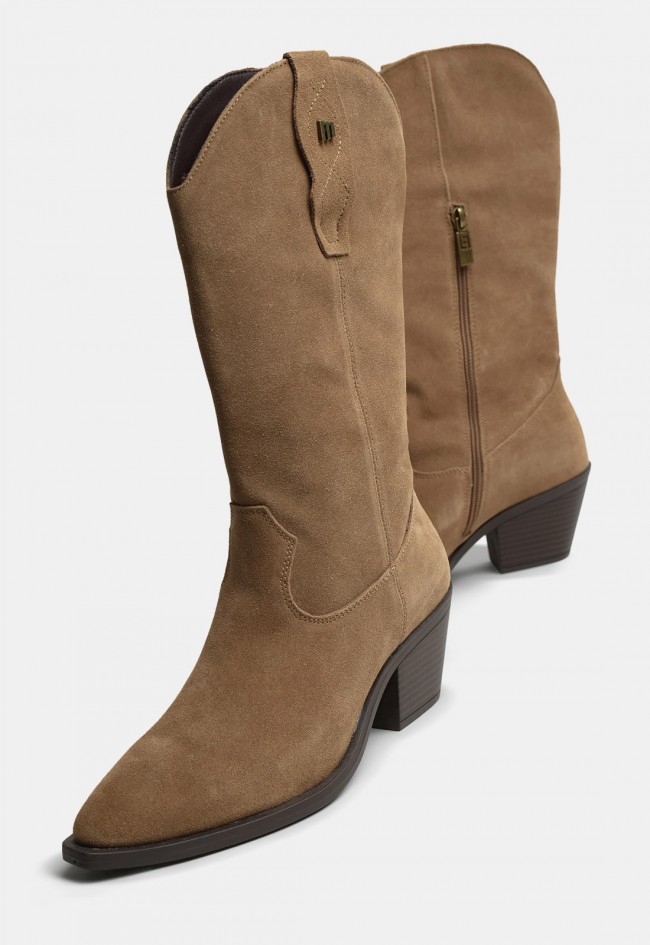 Bota cowboy Mustang Daphne de mujer en piel color marrón visón con tacón medio | Estilo western para tus looks