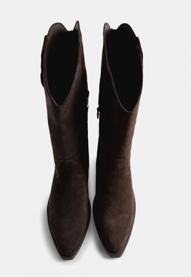 Bota cowboy Mustang Daphne de mujer en serraje color moka, estilo western para tus looks con carácter