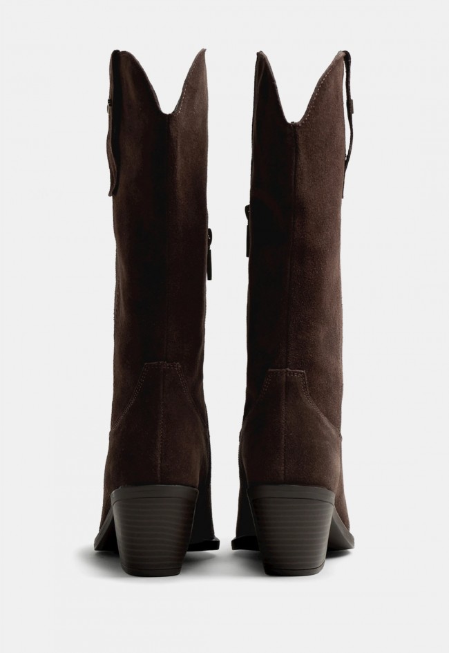 Bota cowboy Mustang Daphne de mujer en serraje color moka, estilo western para tus looks con carácter