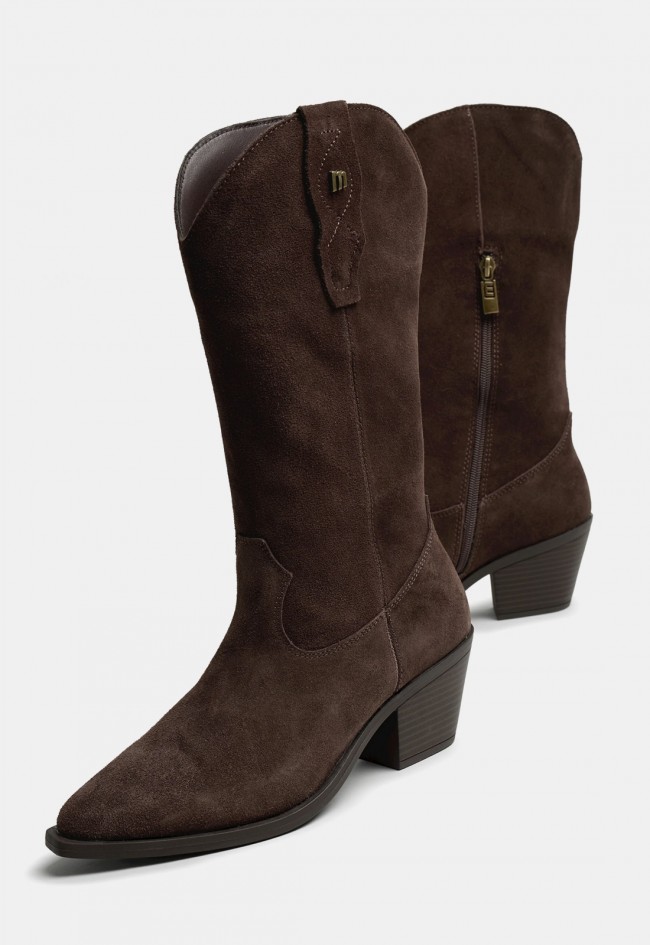 Bota cowboy Mustang Daphne de mujer en serraje color moka, estilo western para tus looks con carácter