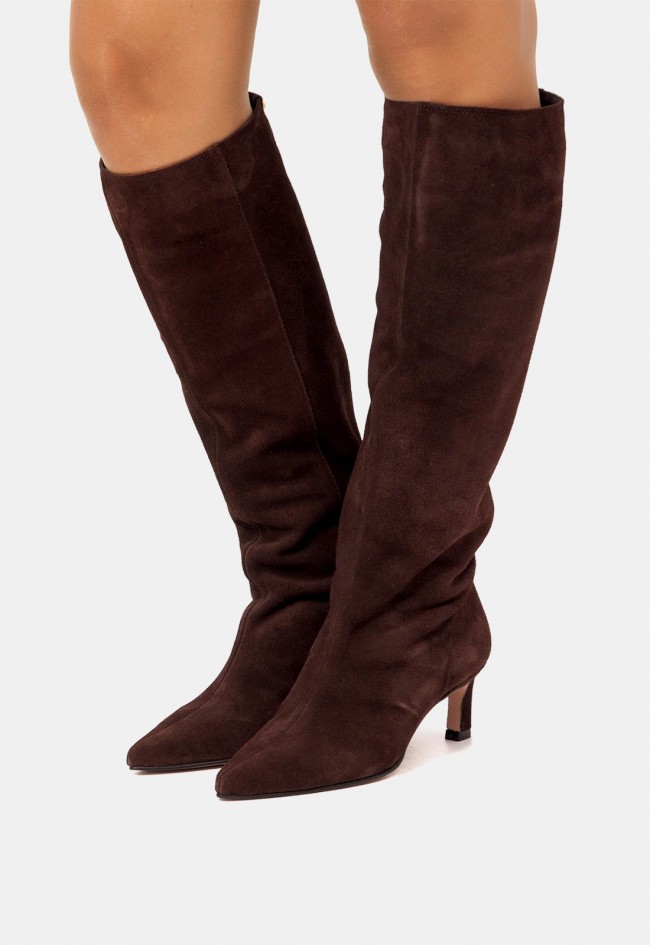 Bota alta Mustang Gala de mujer en piel color moka efecto coco | Elegancia con tacón embudo