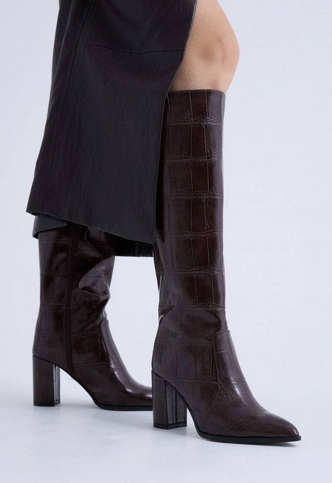 Bota alta Exé Fieeipa-444 de mujer marrón efecto croco con tacón de 8 cm | Elegancia con carácter