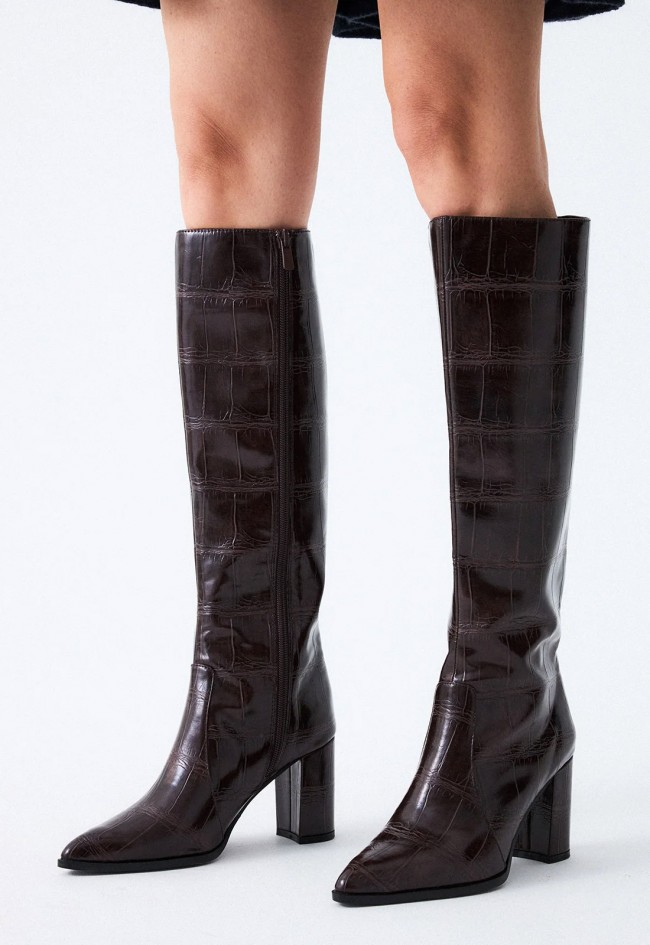 Bota alta Exé Fieeipa-444 de mujer marrón efecto croco con tacón de 8 cm | Elegancia con carácter