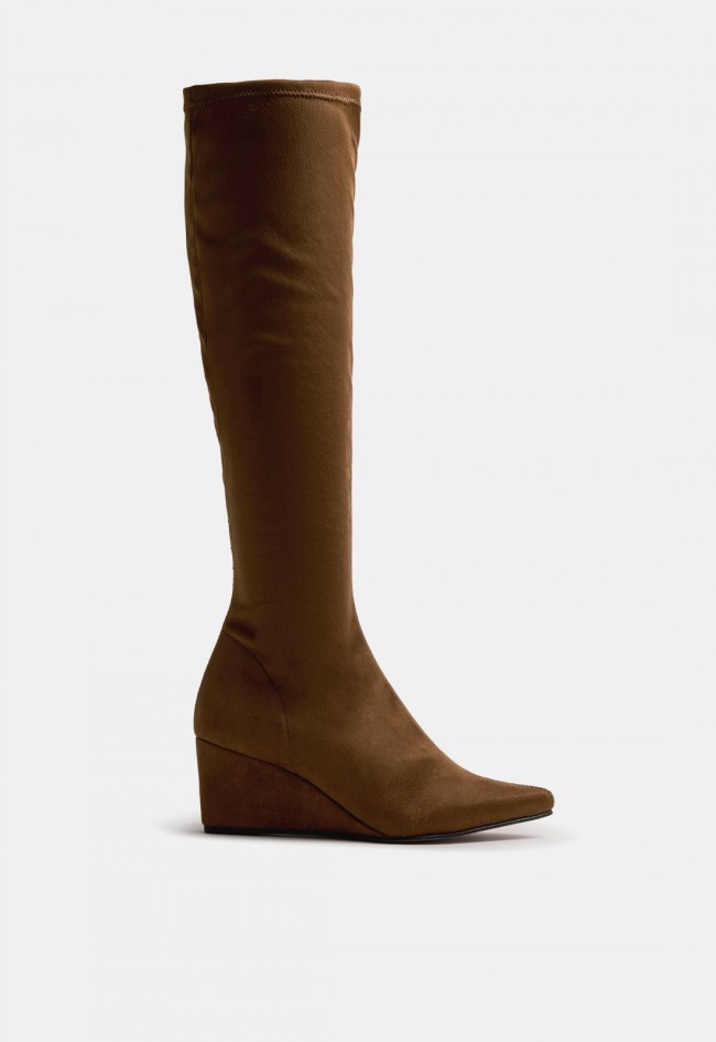 Bota alta Mustang Kala de mujer color cuero con cuña alta | Elegancia y estilo para la temporada