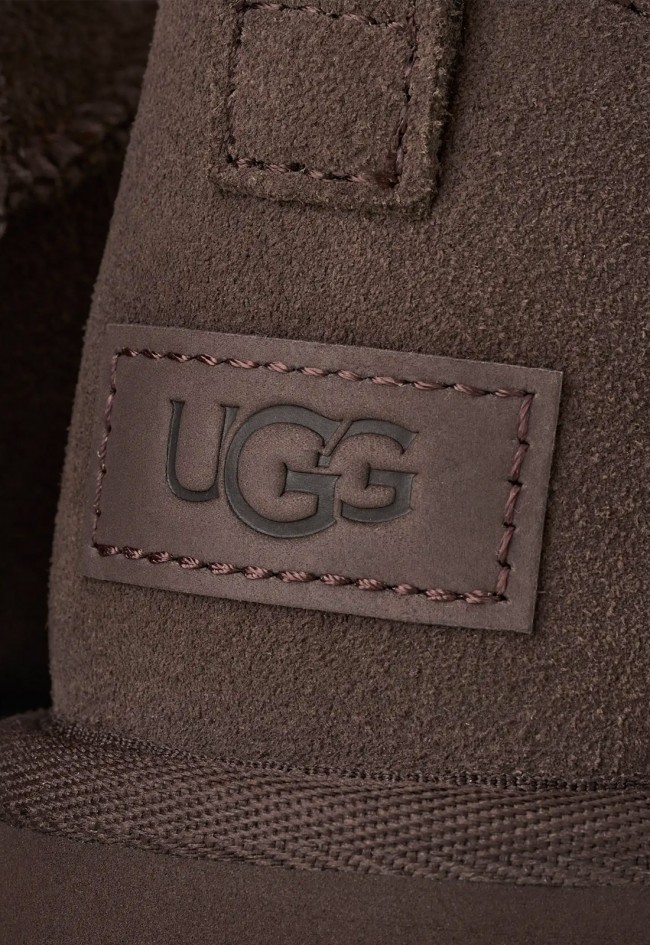 Botín UGG Classic Ultra Mini de mujer en piel de oveja color moka | El icono cálido del invierno