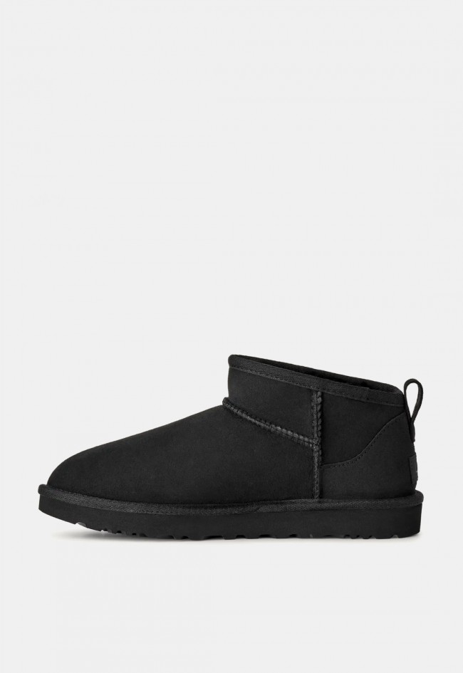 Botín UGG Classic Ultra Mini de mujer en piel de oveja color negro | El icono imprescindible del invierno