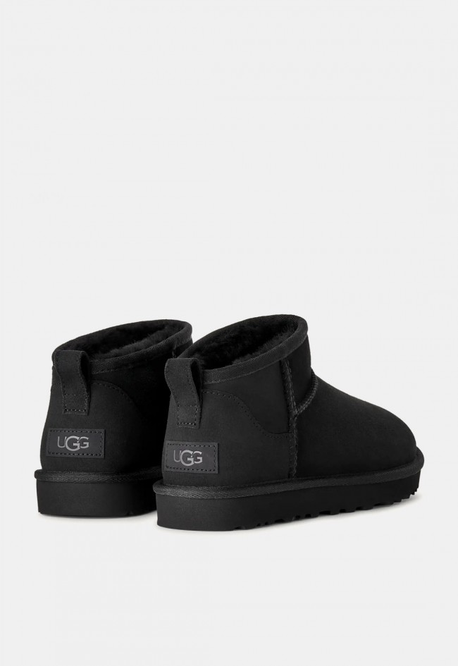 Botín UGG Classic Ultra Mini de mujer en piel de oveja color negro | El icono imprescindible del invierno