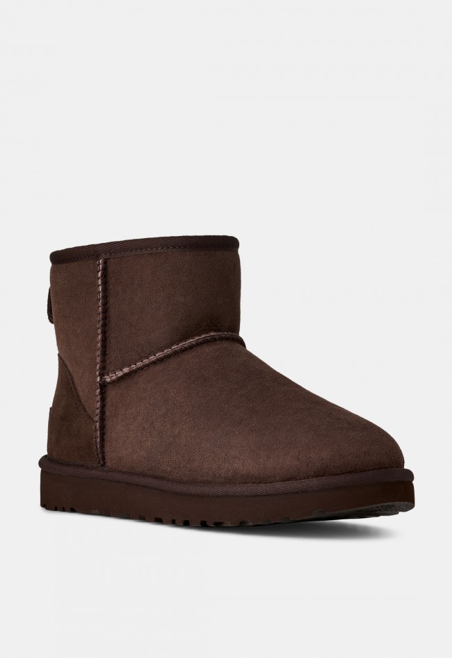 Botín UGG Classic Mini II de mujer en piel de oveja color moka | El icono cálido del invierno