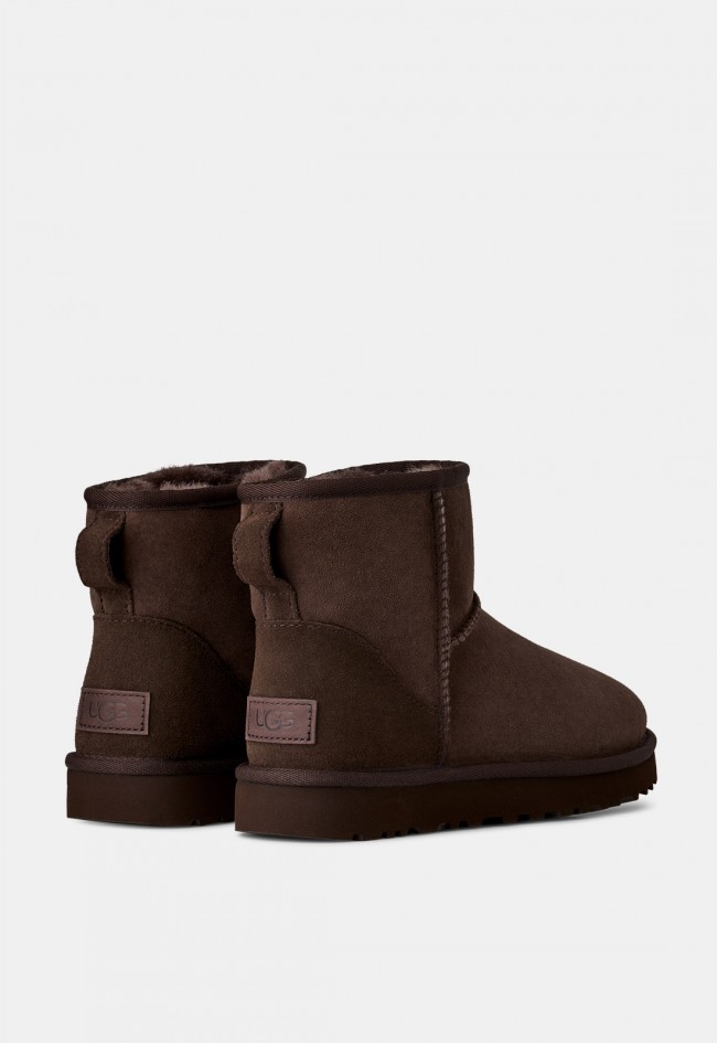 Botín UGG Classic Mini II de mujer en piel de oveja color moka | El icono cálido del invierno