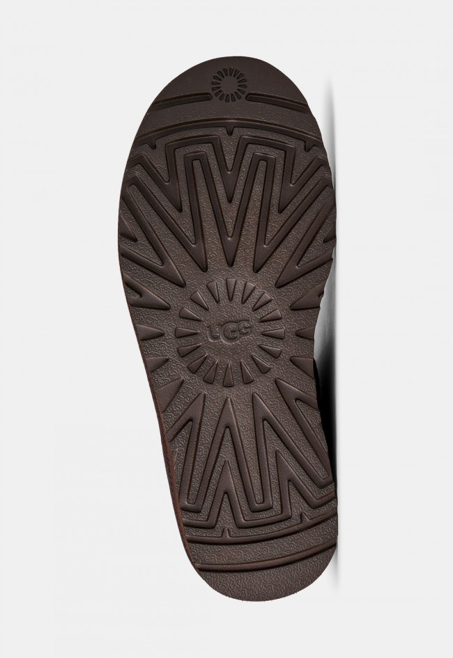 Botín UGG Classic Mini II de mujer en piel de oveja color moka | El icono cálido del invierno