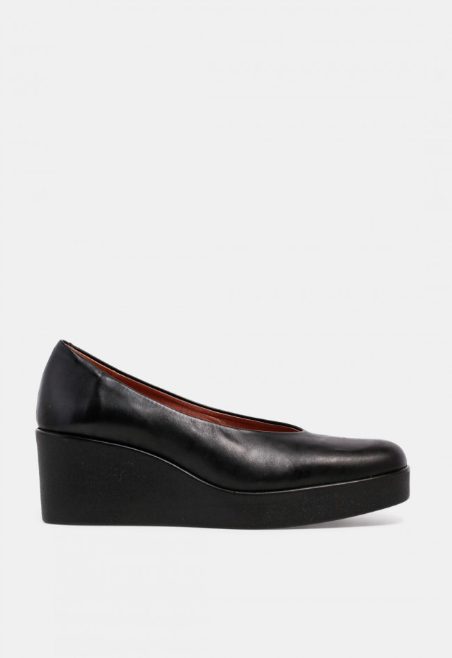 Zapato de cuña VAS 9010 de mujer en piel negra | Elegancia urbana con carácter
