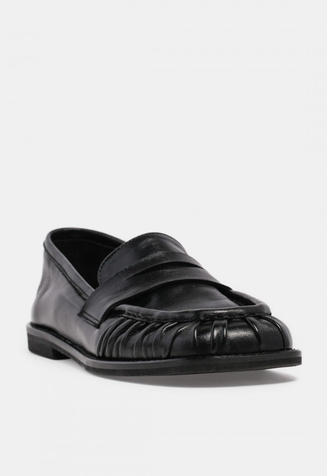 Mocasín fruncido GLO Kary de mujer en piel negra | Elegancia atemporal con carácter