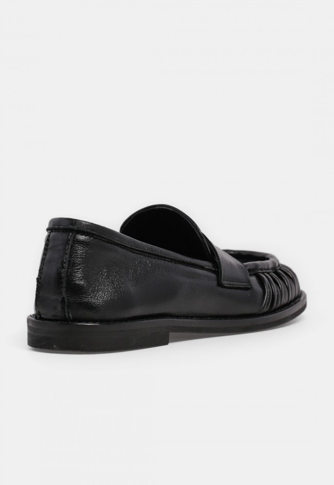 Mocasín fruncido GLO Kary de mujer en piel negra | Elegancia atemporal con carácter