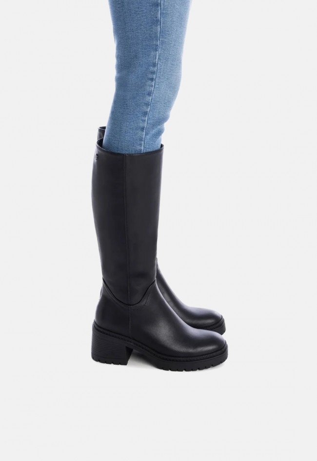 Bota alta motera Xti 14336701 de mujer en color negro con tacón | Un básico con actitud