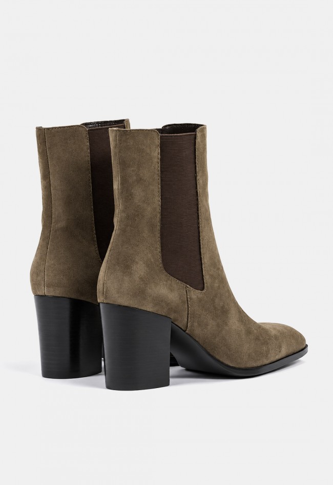 Botines de mujer Another Trend 5621 de piel y serraje tostados | Tacón y elásticos laterales