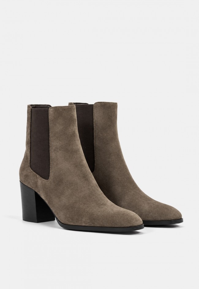 Botines de mujer Another Trend 5621 de piel y serraje tostados | Tacón y elásticos laterales