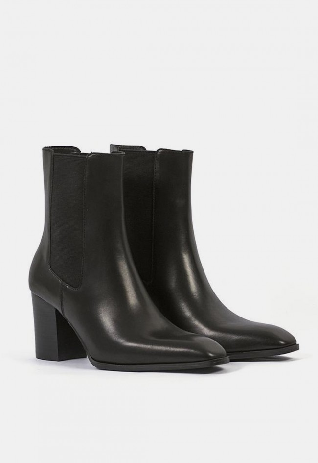 Botines de mujer Another Trend 5621 de piel lisa negros | Tacón y elásticos laterales