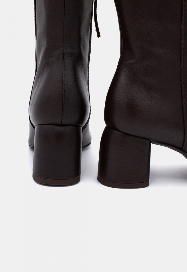Botines de mujer Ángel Alarcón Murielle de piel negra | Tacón ancho de 6 cm