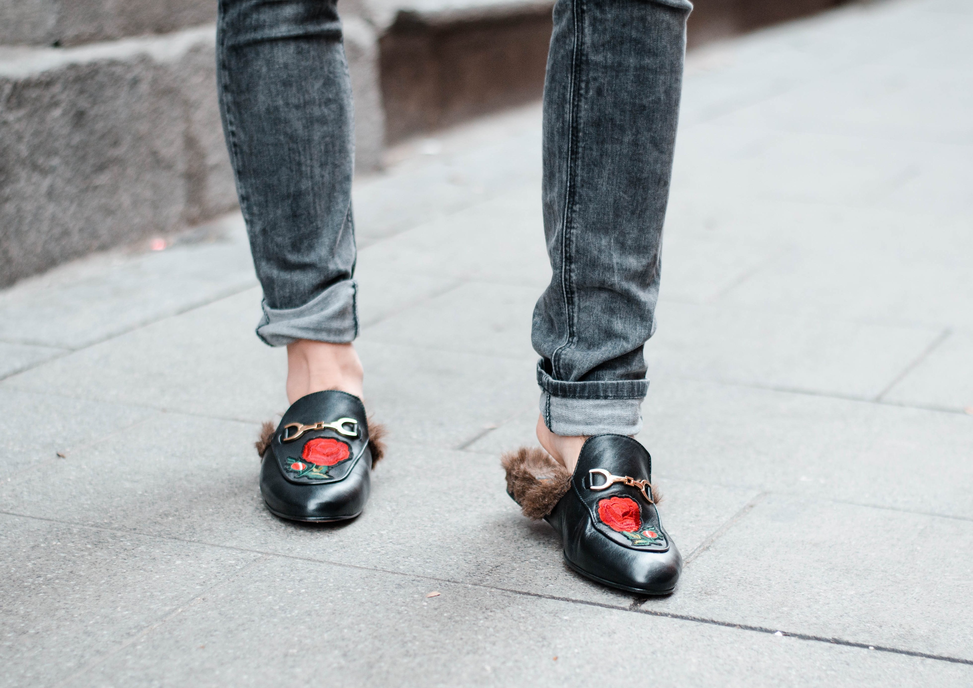 Zapato Babucha Con Pelo De Mujer Negro Giove - VAS - Magazine